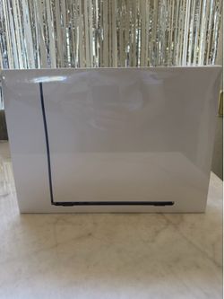 Macbook Air 2022 M2 8gb RAM 256gb storage BRAND NEW IN MAIN COVER