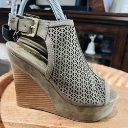 Guess Wedges Like New Size 6 Olive Green 