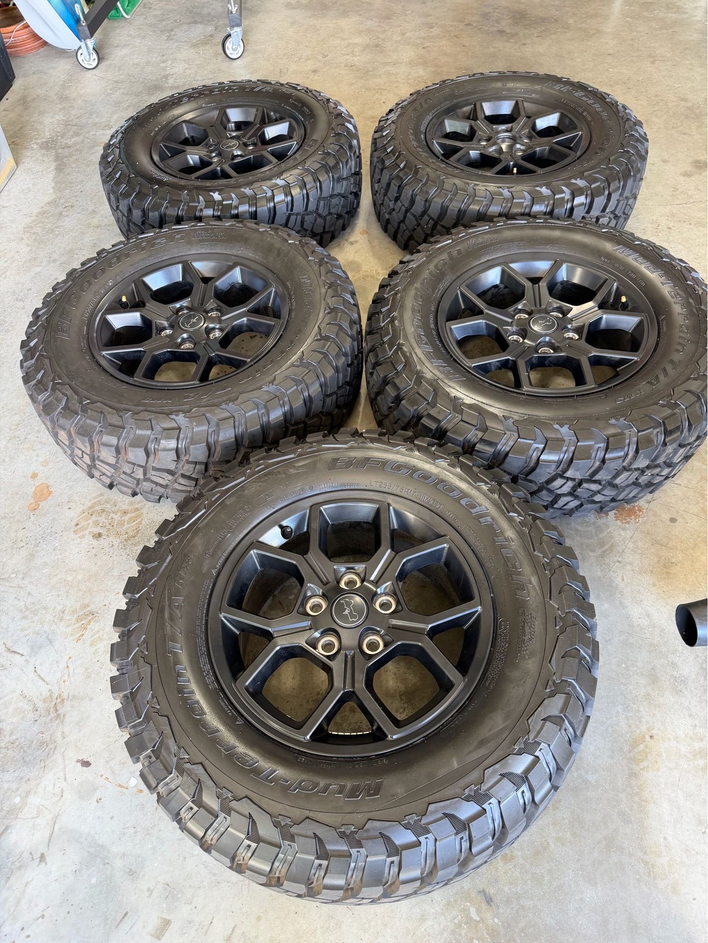 Jeep take offs 17” wheel with BFG MT LT255/75R17 Tires