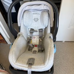 UPPAbaby Mesa Car seat WITH base