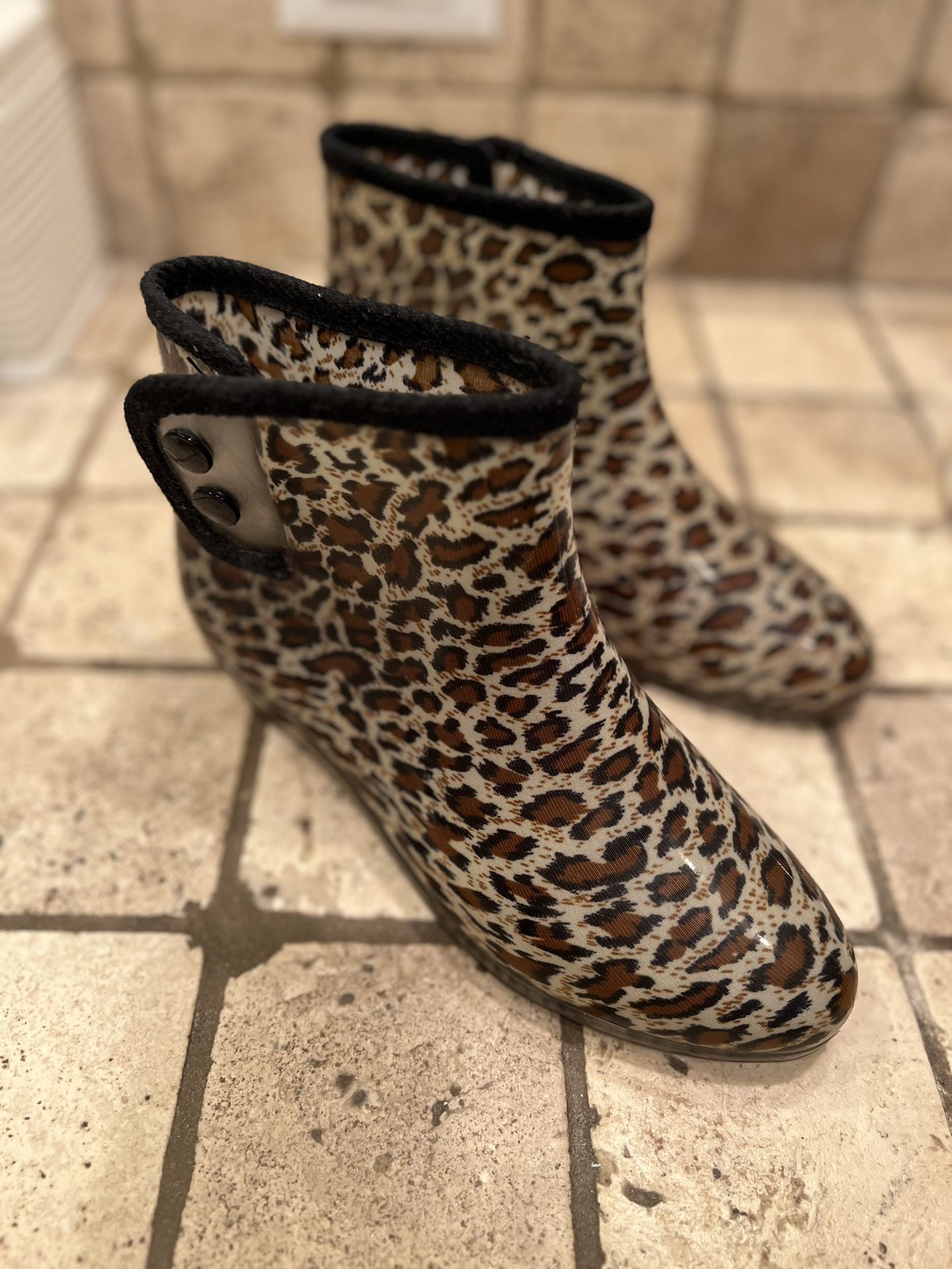 Women’s Super Cute Rain Boots-Size 8-Now $10!
