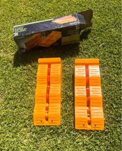 Camper leveling ramps
