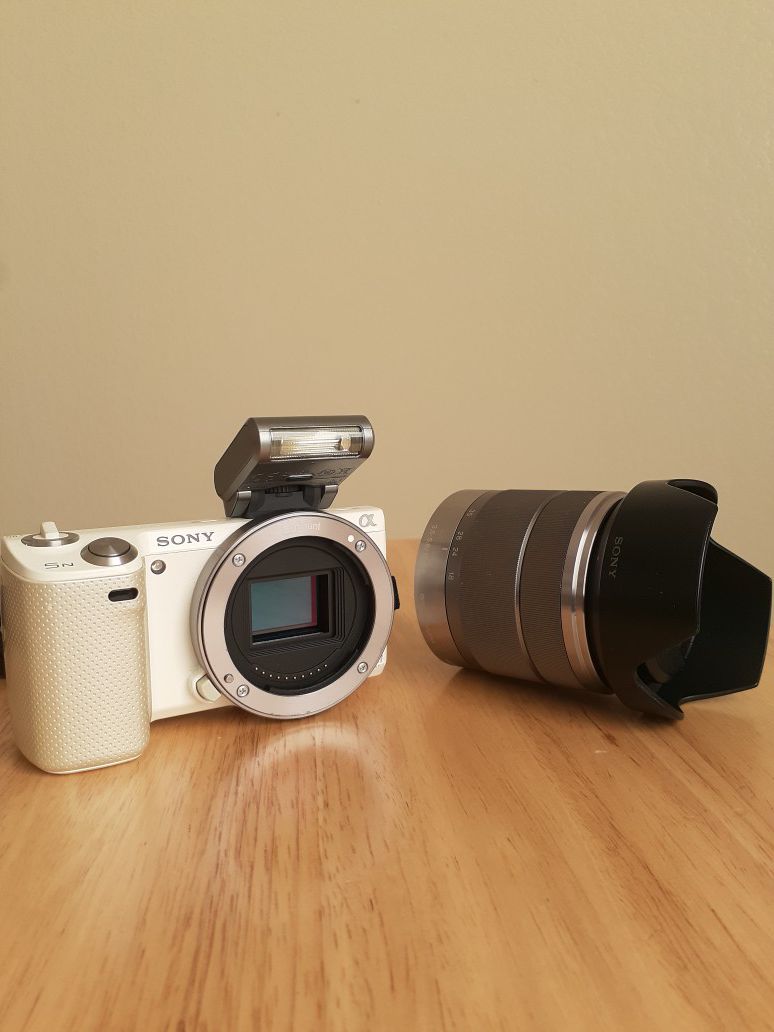 Sony NEX-5N Camera and 18-55mm lens