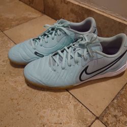 Soccer shoes