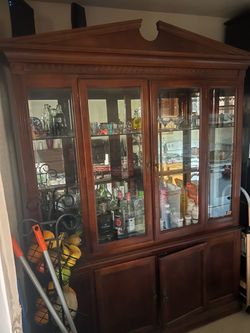 Vitrina de vidrio y madera