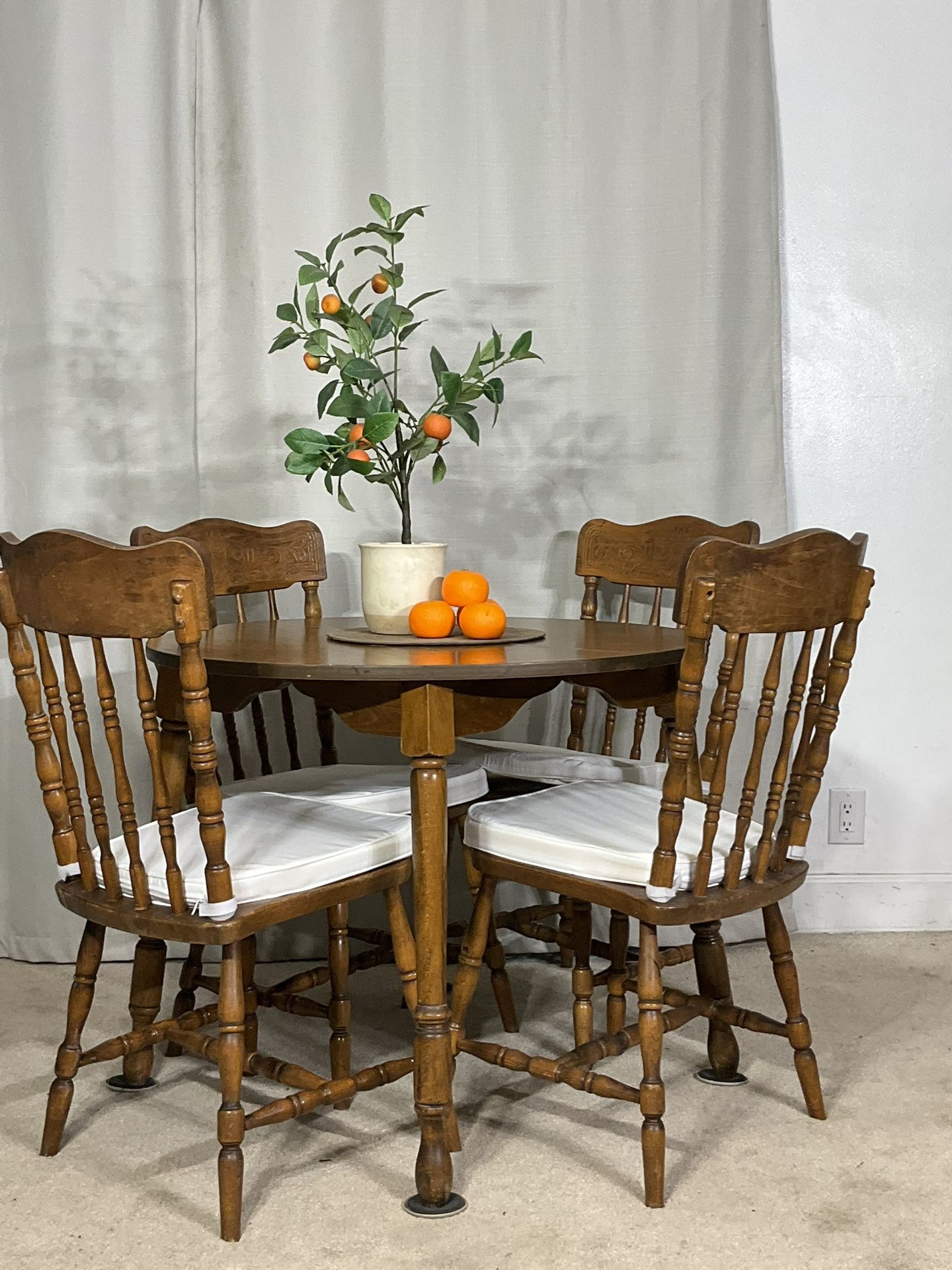 Super Cute Vintage Kitchen Table & 4 Chairs