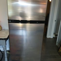 Whirlpool Refrigerator 18cf 3 Years Old