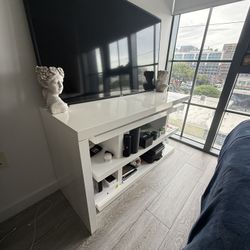 ‼️TV AND DESK FOR SALE ‼️