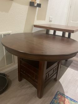 Expandable Table With leaf Extension