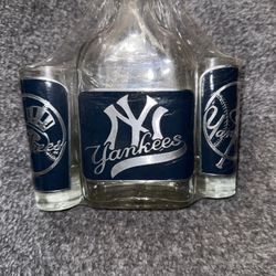 NY Yankees Liquor Flask & Shot Glass Set