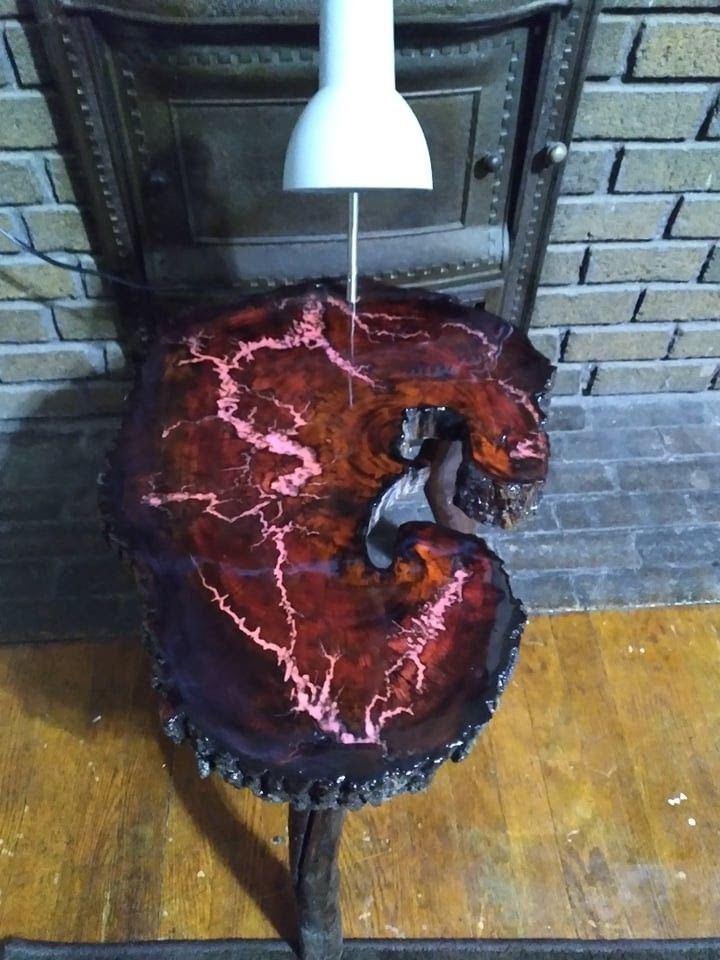 Live Edge Decorative Table With Glow In The Dark Freckle Burning And Lamp