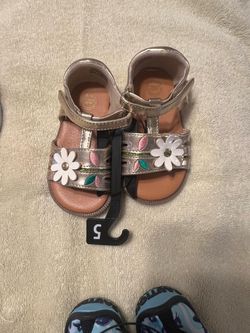 Toddler Girl gold Sandals Size 5