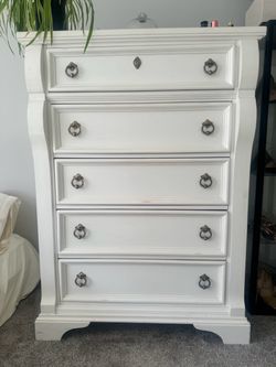 White 5 drawers dresser