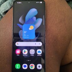 I Have Galaxy Z Flip 4 Unlocked 128gb For Sale 2 Black Spot Went U Close The Fone It Go Off U Need To Hold The Power Ad The Volume To Put It On Ad U