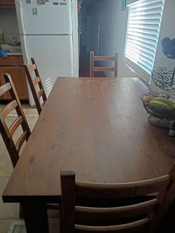 Mesa  pura madera  es de pero tengo4