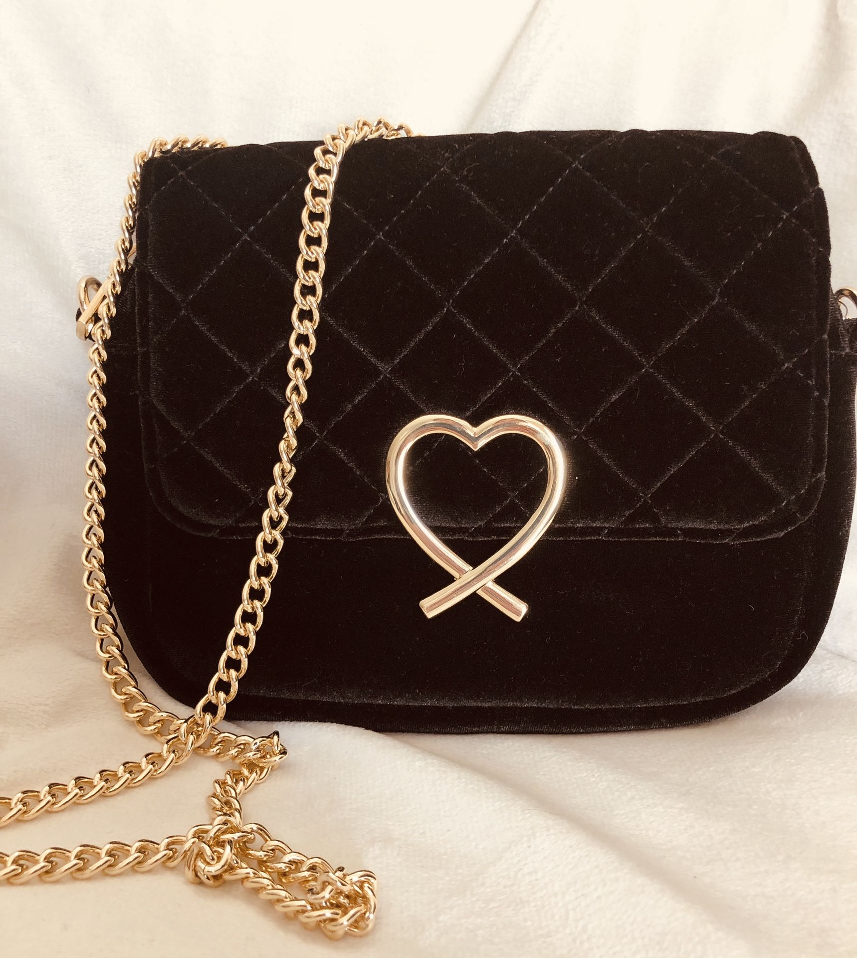 Black and Gold purse Cross body bag Brand New Velvet handbag with gold details!! Bolsa color negro con dorado Nueva sin usar de terciopelo Súper Herm