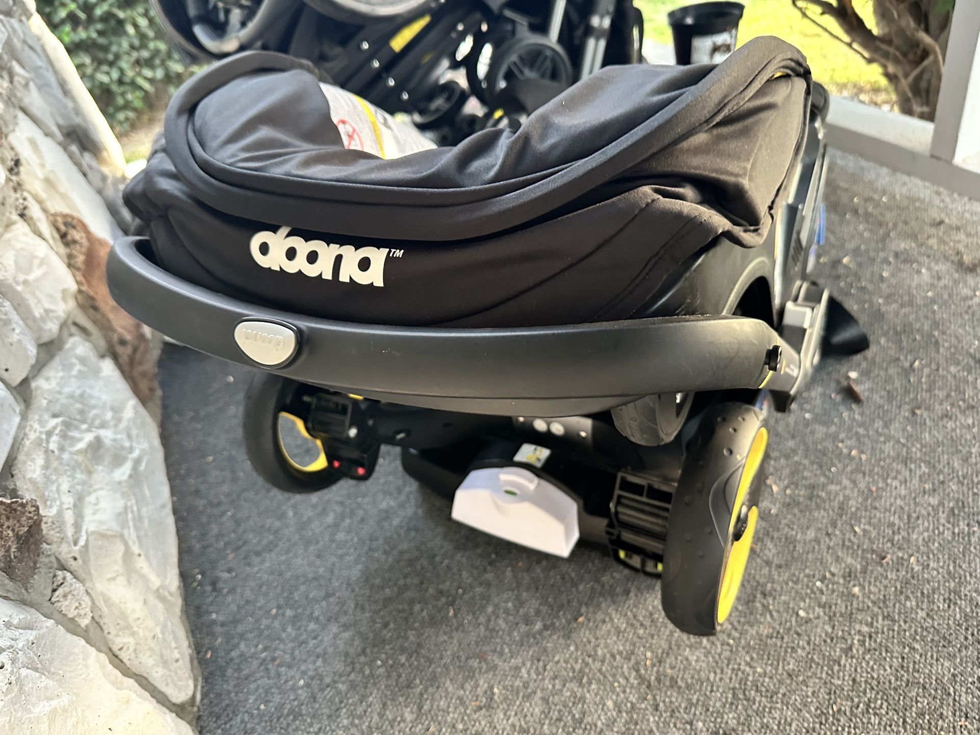 Doona Car Seat & Stroller with Base – Great Condition!