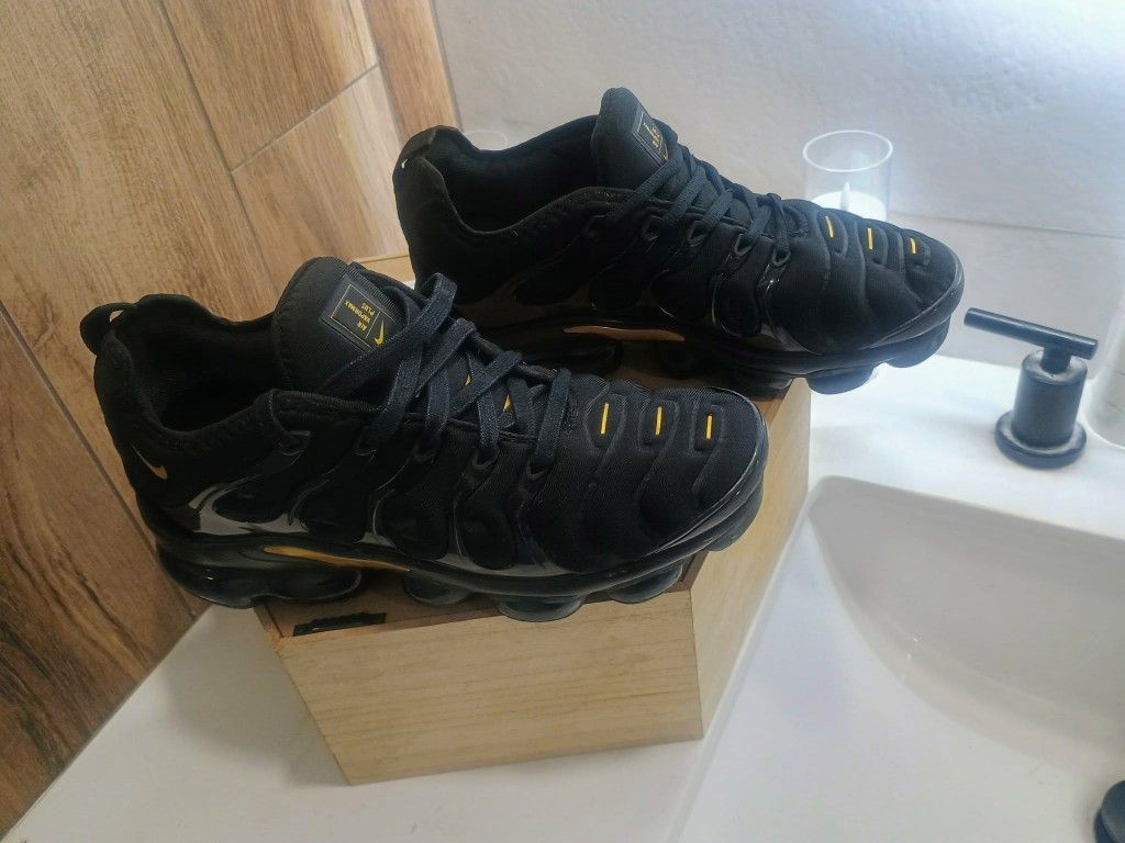NIKE VAPOR MAX PLUS SIZE 8.5 US MEN & 10 US WOMEN'S EXCELLENT CONDITION