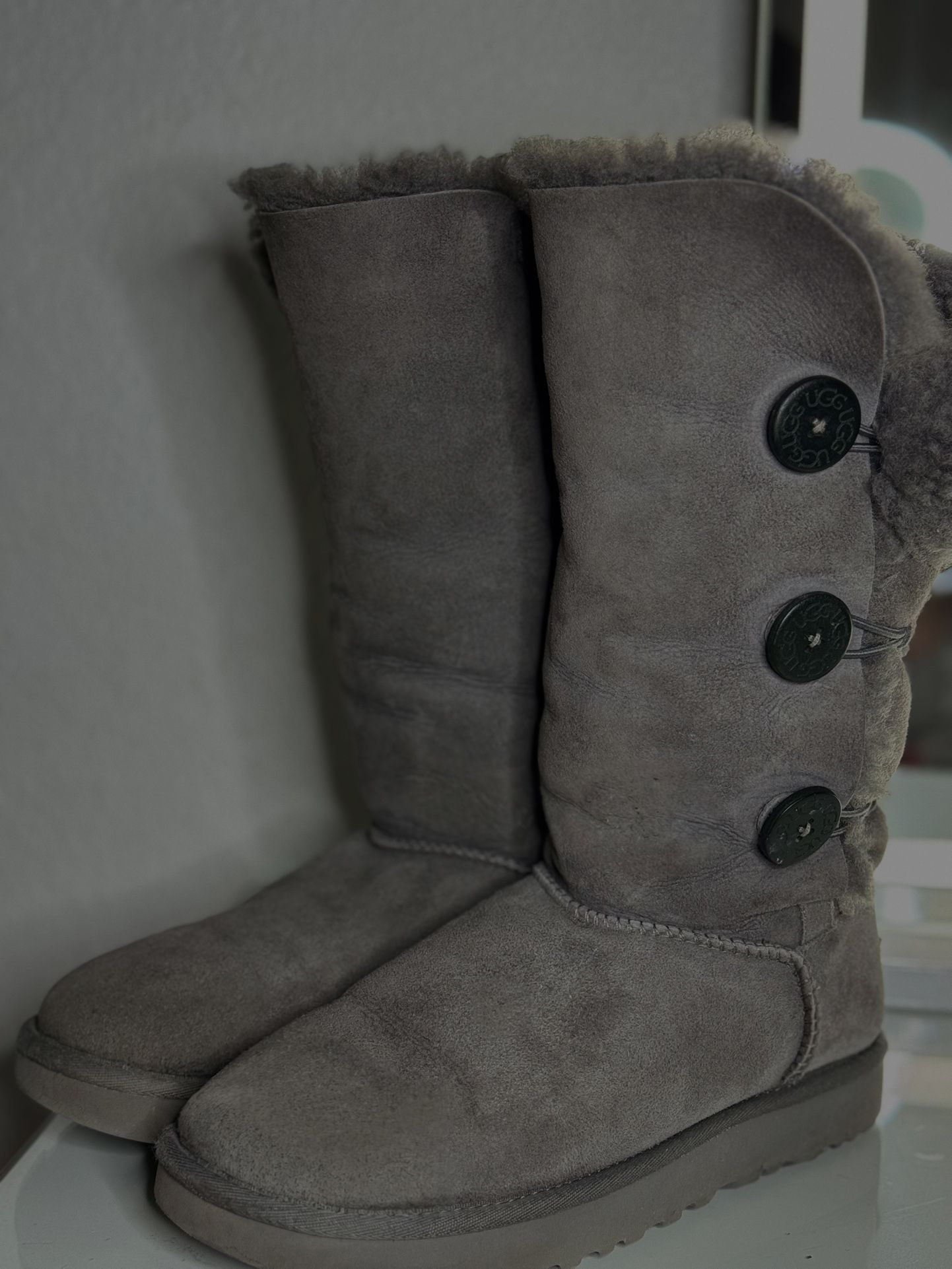 UGG Bailey Button Triplet - Size 9