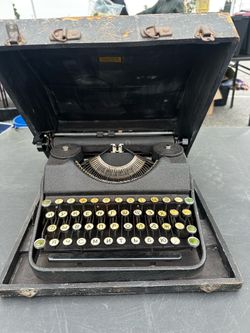 Vintage Underwood Portable Typewriter Cyrillic Russian Keyboard w/ Case Antique