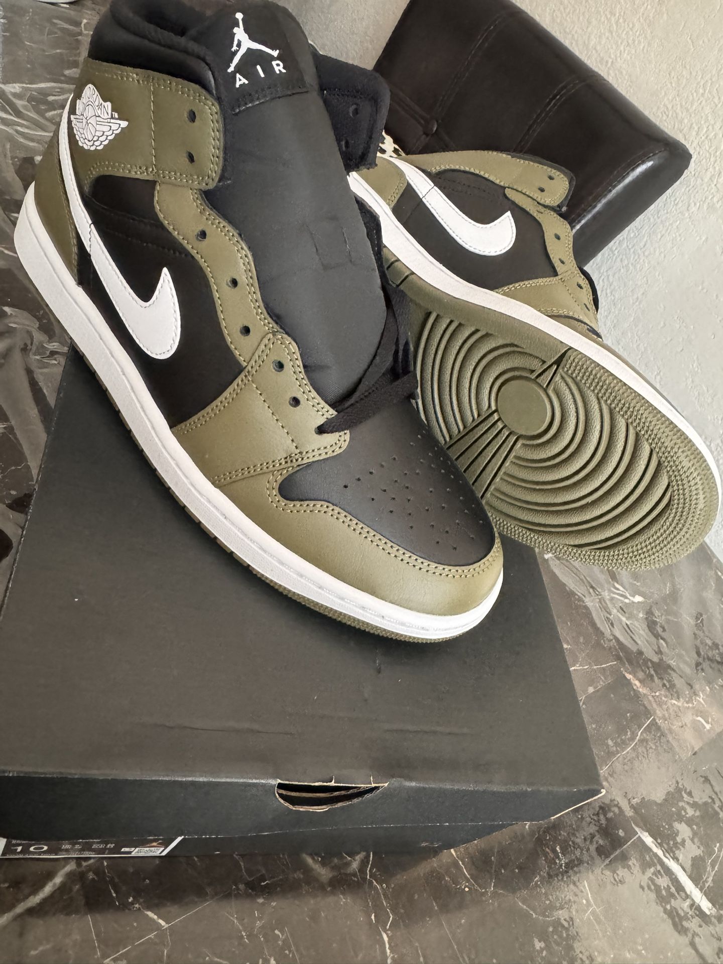 Air Jordan Mid 1
