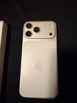 I phone 17 pro max unlocked 256 Silver excellent  condition