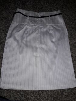 Women size 7 white skirt w/very thin brown & tan lines