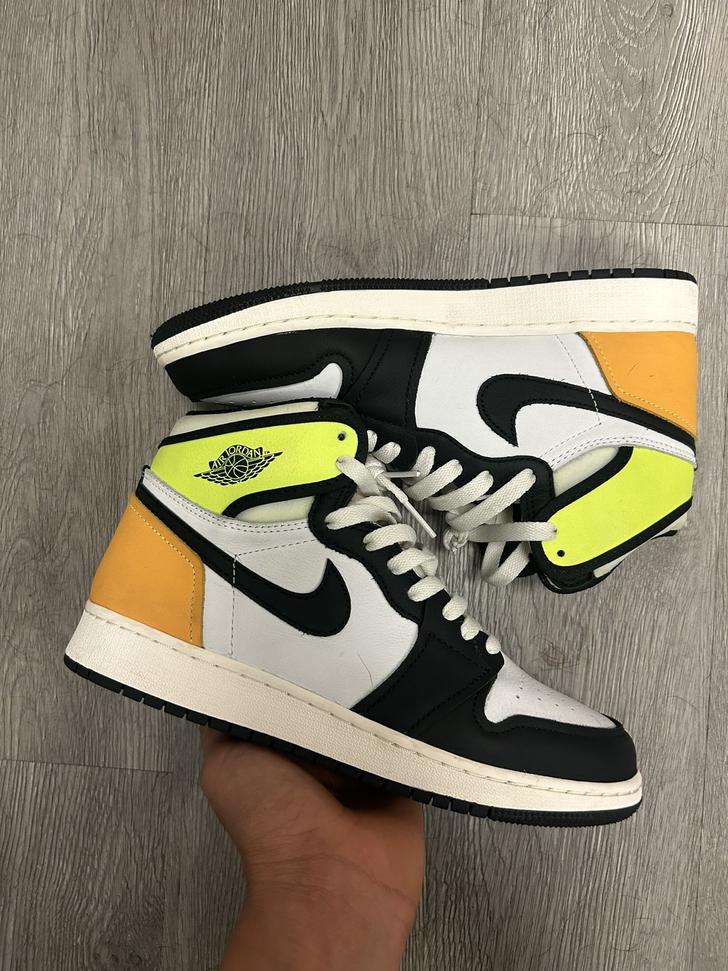 Jordan 1 “ White black volt university”