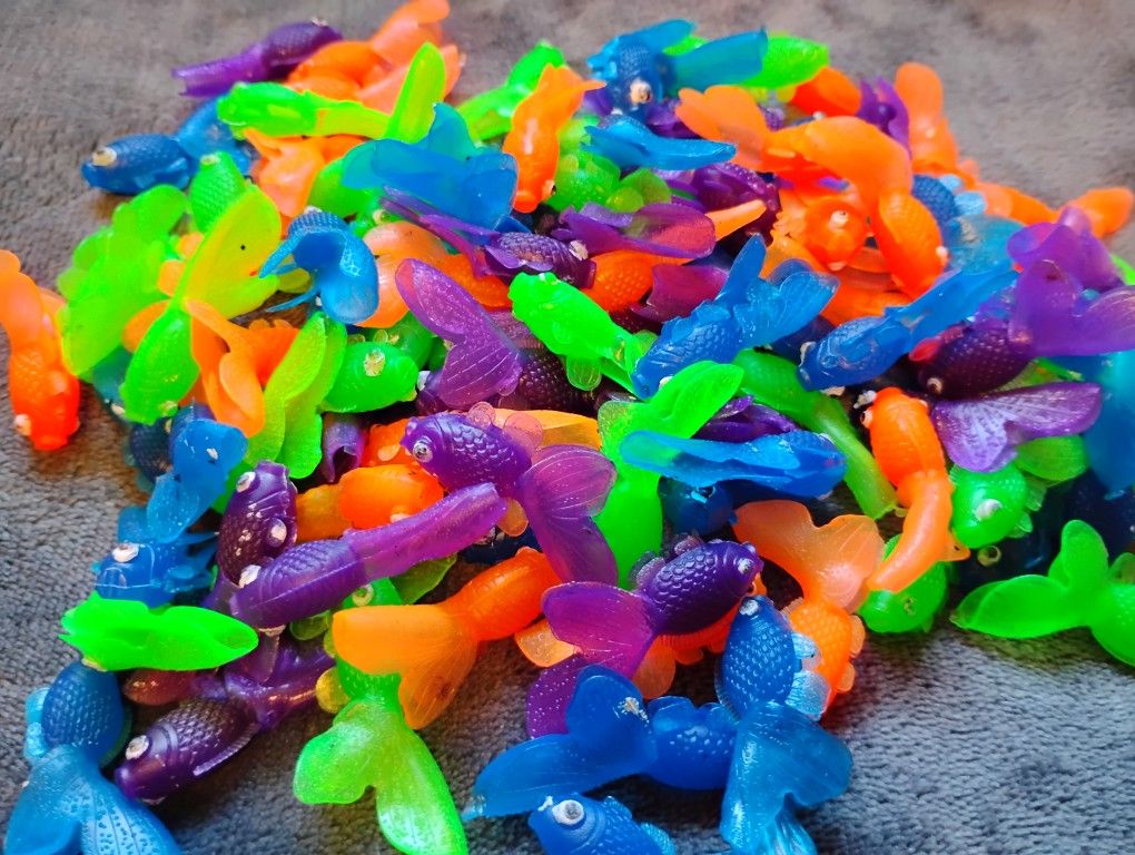 Bedwina Plastic vinyl small fish lot of 100+