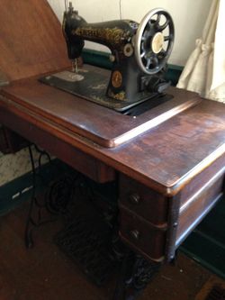 1904 Singer (treadle) Sewing Machine in 4-Drawer cabinet w/attachments