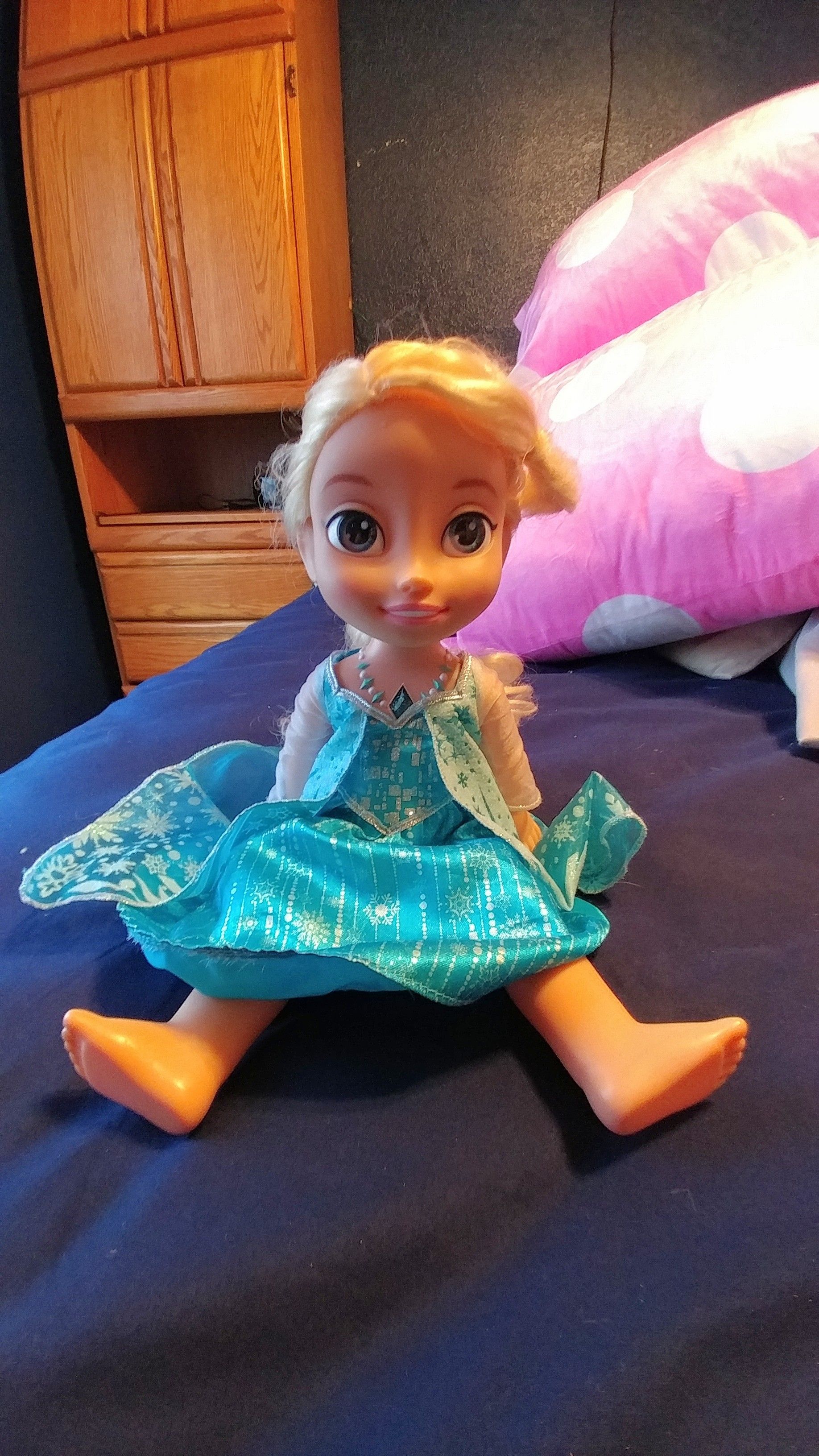 "Frozen" Singing Elsa doll & Olaf pillow