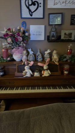 Koehler Piano. Med brown 60 26D 40H.         2