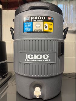 Igloo 5 gallon water jug