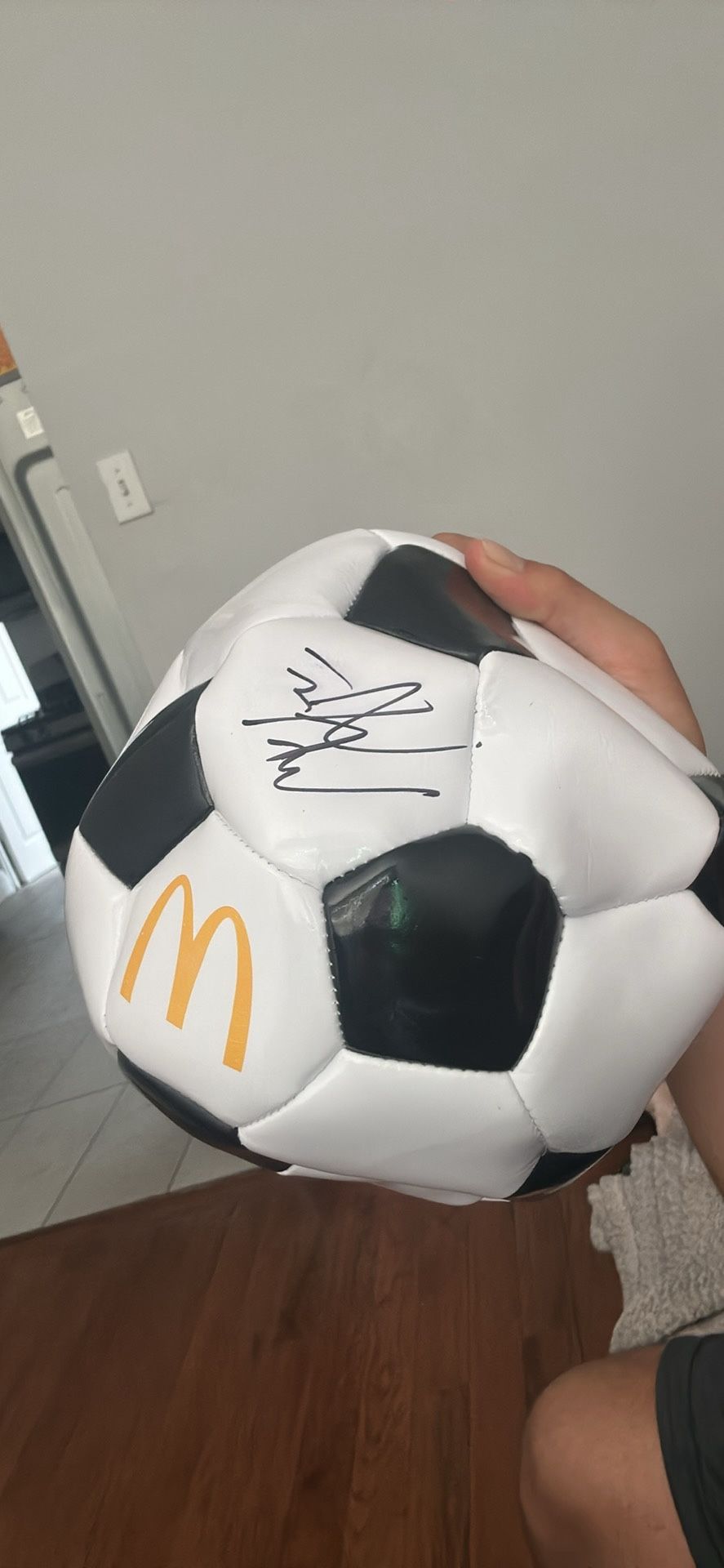 new soccer ball signed (jose maria gutierrez hernandez)(GUTI)