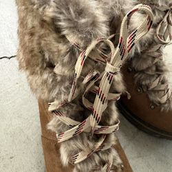 Ladies Hiking Boots 9.5 Furry Trim