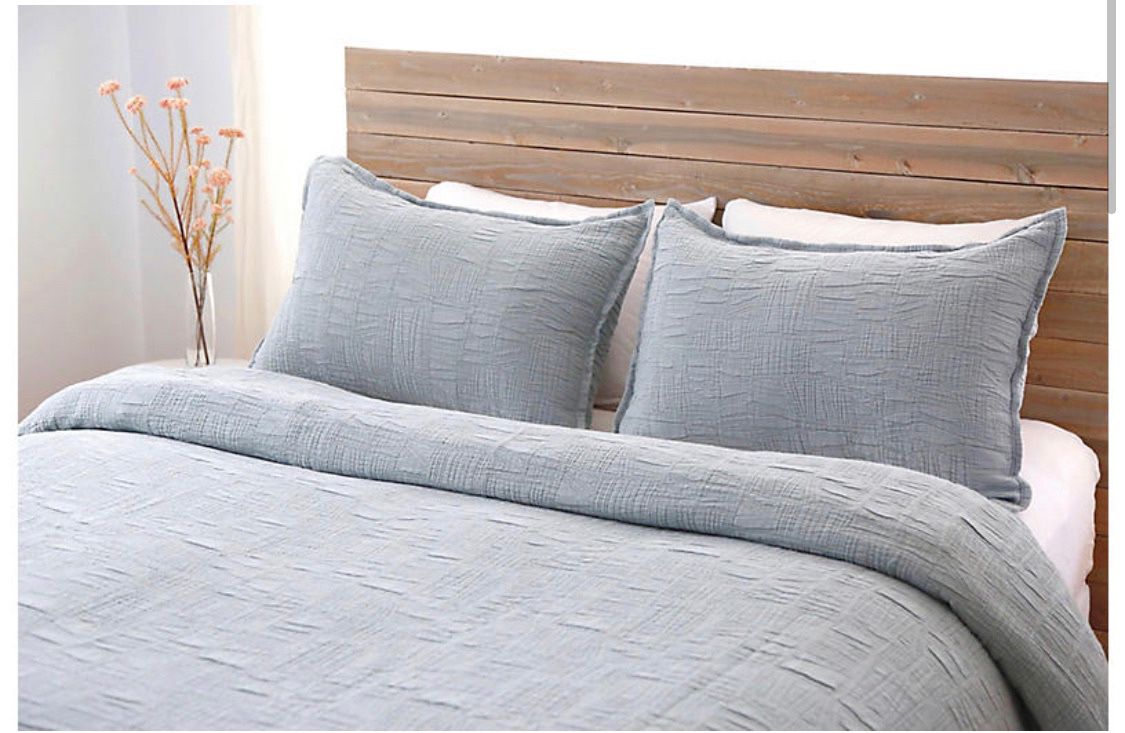 {ONE} QUEEN Nantucket single blanket by Pom Pom at Home. Machine wash cold. Color: sea glass. MSRP: $255. Our price: $125 + Sales tax