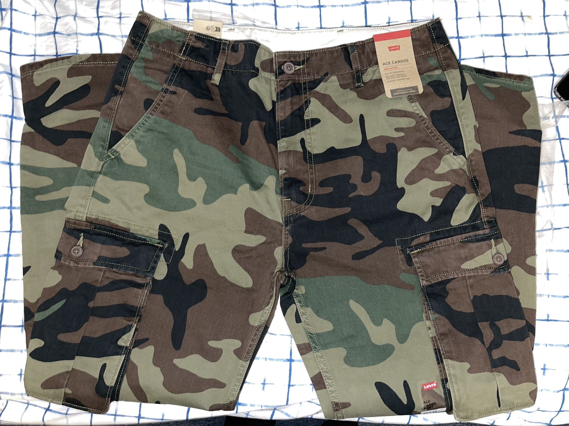 Levi’s Men’s Cargo Pants  Size 33x30