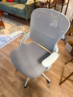 Swivel office chair