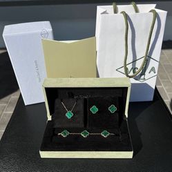 Van Cleef & Arpels Alhambra Collection 18k solid yellow gold box and papers malachite motifs