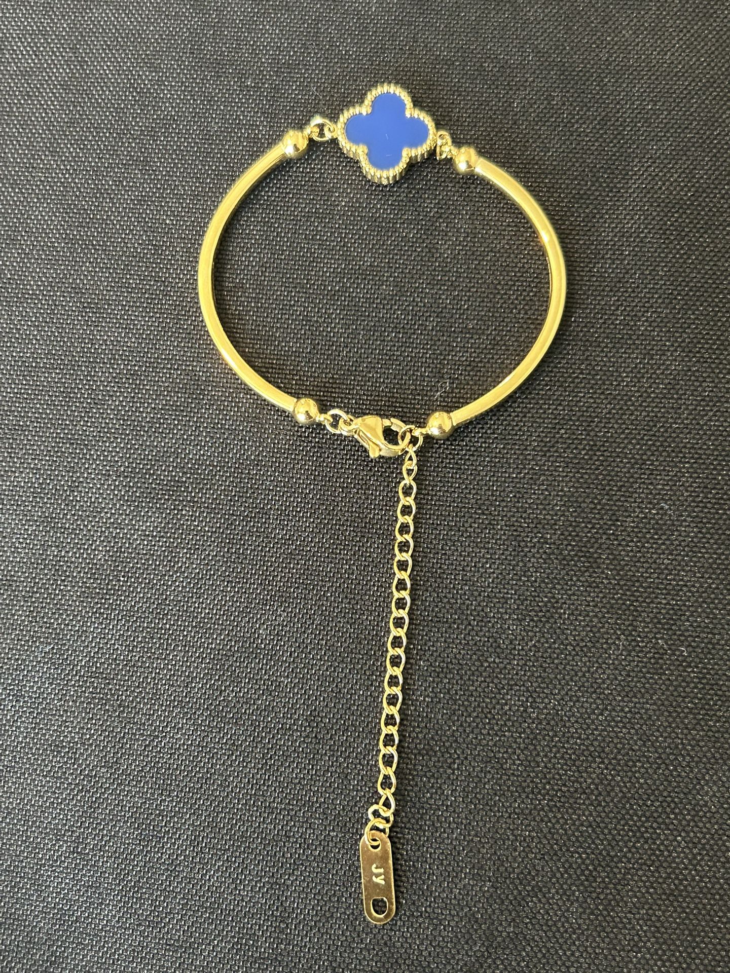 Van cleef and Arpeh Clover Bracelet thick metal but loose fit (gold and blue)
