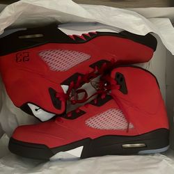 Retro Jordan 5 raging bull