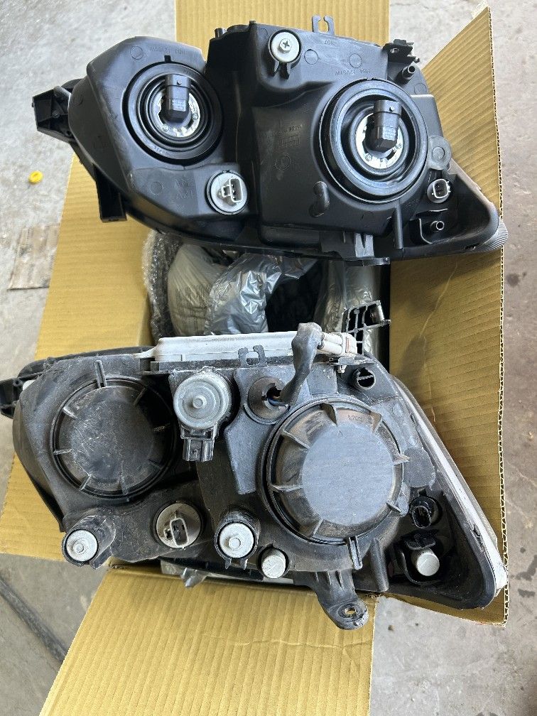 TOYOTA AVALON HEADLIGHTS