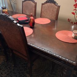 Luxurious Dining Table Set
