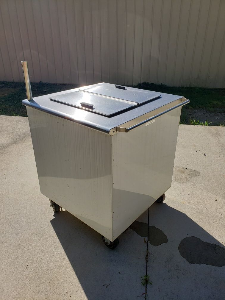 Comercial ice cream cart good size just need some tlc and ready to go make some money its hot can sell water ice bottles of water.