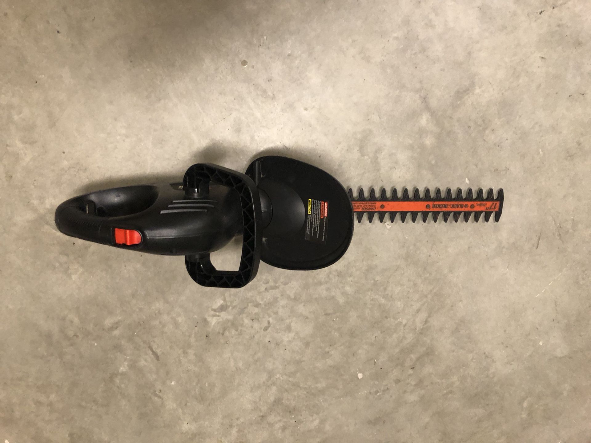 Black & Decker TR1700 17Inch Electric Hedge Trimmer Like New for Sale