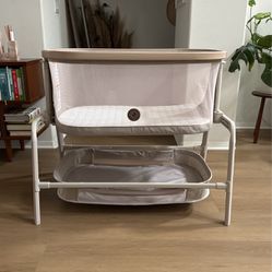Maxi-Cosi Iora Bassinet With Carrying Case