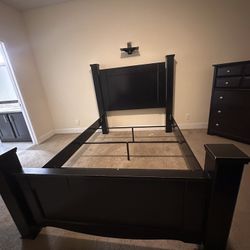 Queen Sized Bed Frame With Bunky Board 