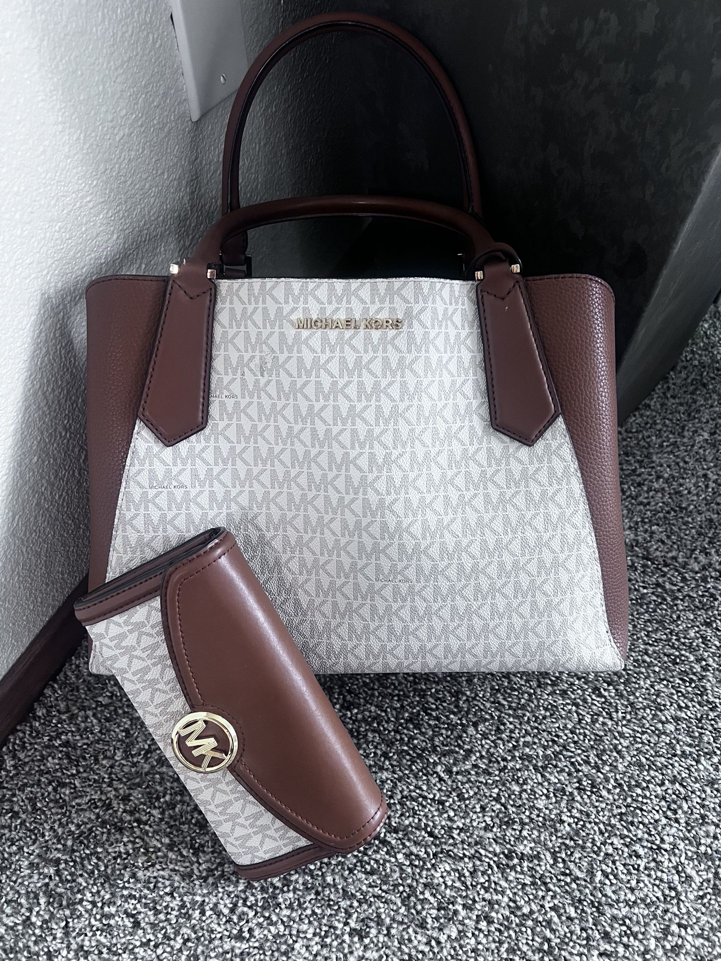 Michael Kors Handbag and wallet (SET)