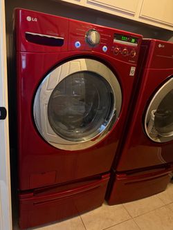 Washer and dryer with pedestals