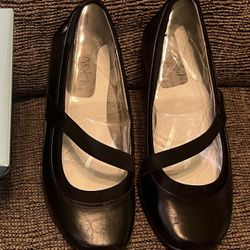 WOMEN'S BLACK SLIPPERS-ON SHOES